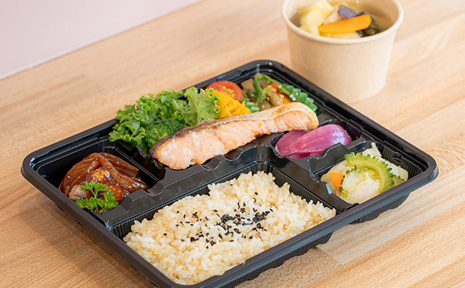 肉と魚、4種類のおかず弁当